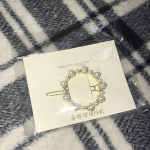 NWT faux pearl and golden circle barrette